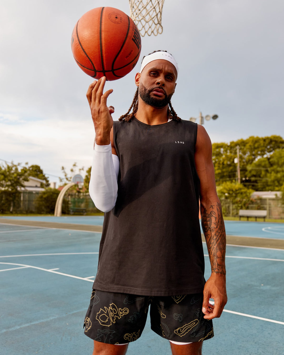 Woman wearing Patty Mills Perform VapourFLX Muscle Tank - Black Reflective