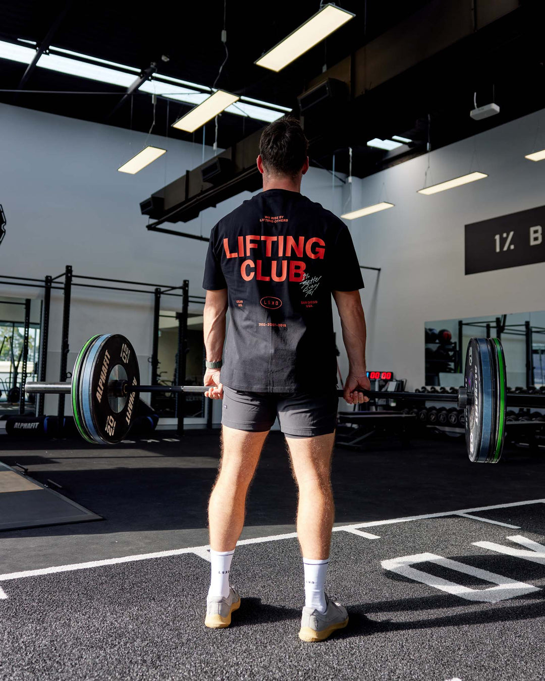 Man wearing Unisex Lifting Club FLXCotton Tee Oversize - Black-Red