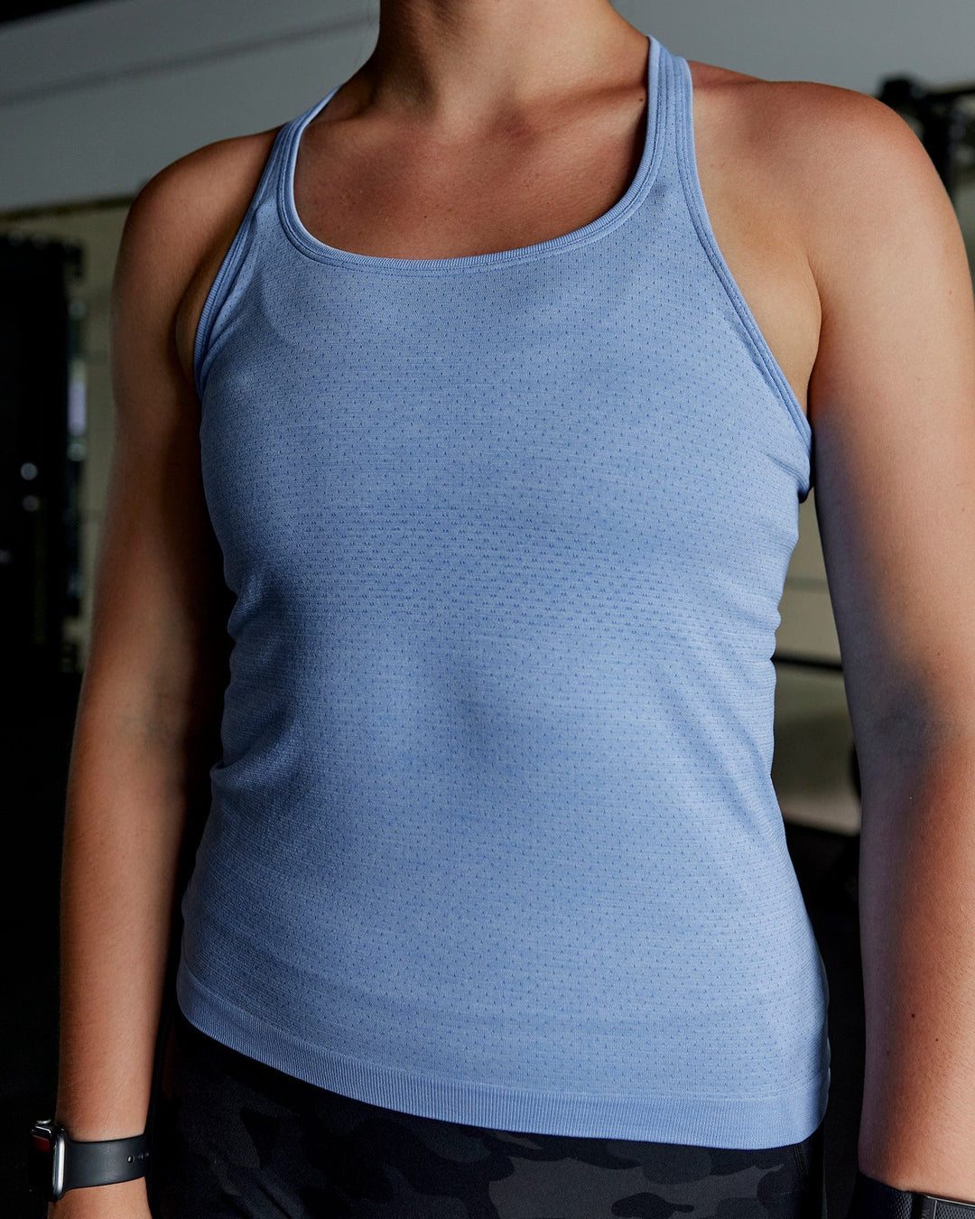 Woman wearing AeroFLX+ Seamless Tank - Cornflower Blue Marl