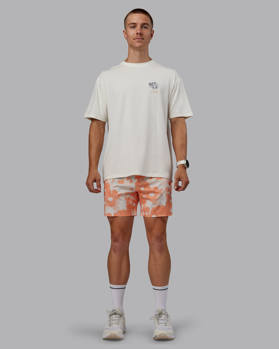 Man wearing Grand Slam 6&quot; Shorts in Wildflower Cantaloupe | Size:L