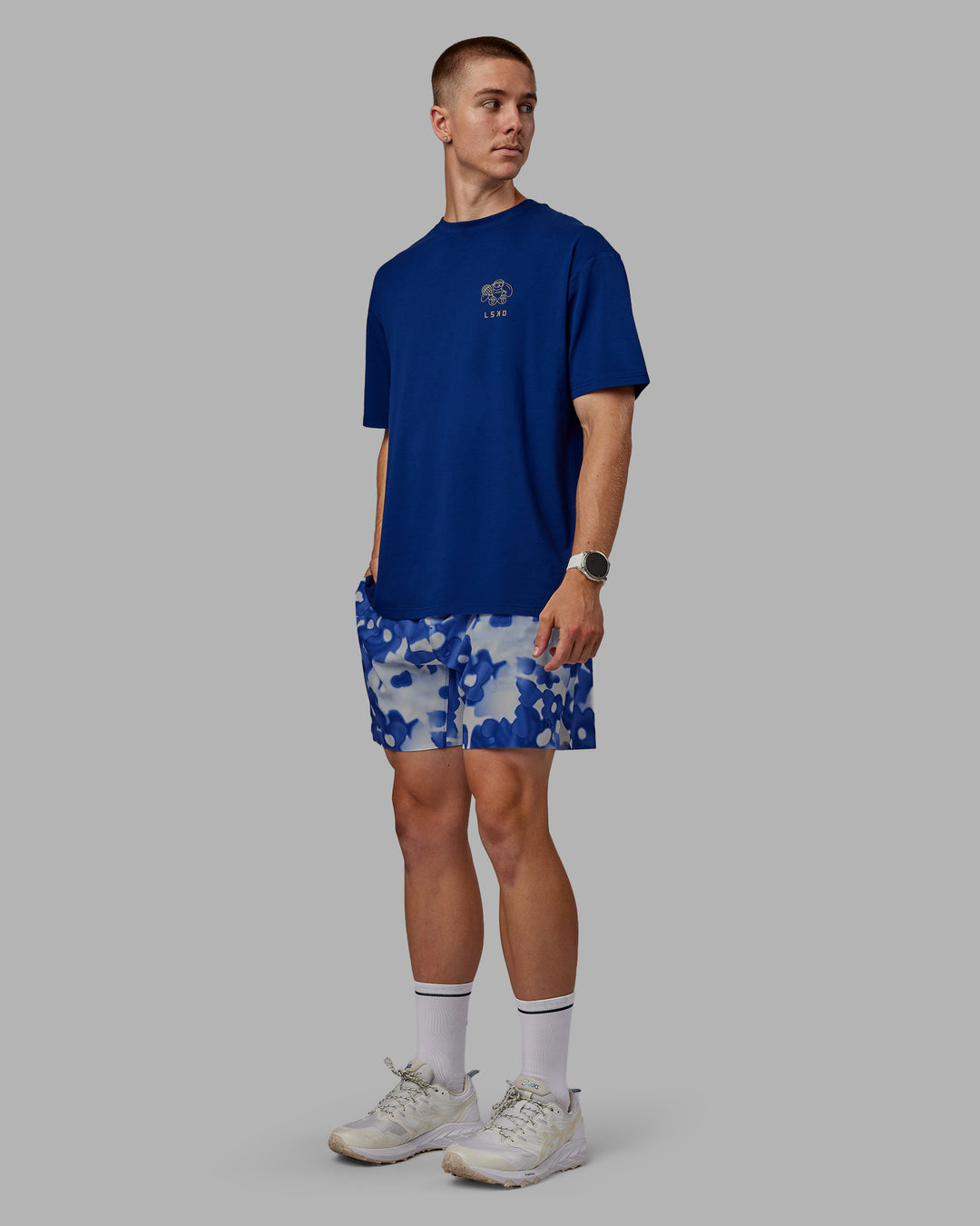 Man wearing Grand Slam 6&quot; Shorts in Wildflower Midnight Blue | Size:L