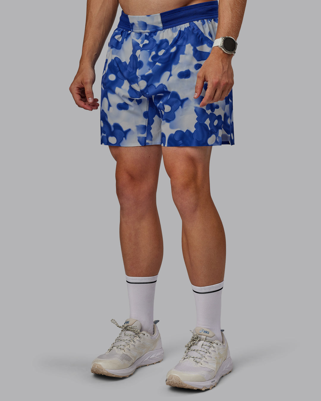 Man wearing Grand Slam 6&quot; Shorts in Wildflower Midnight Blue | Size:L