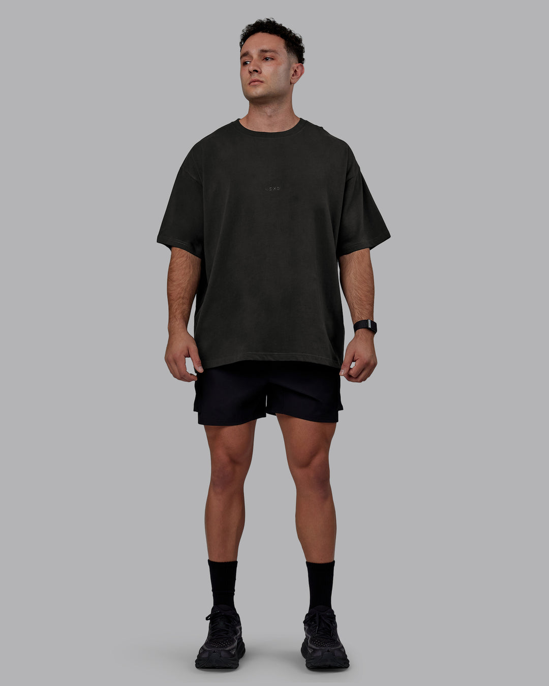 Man wearing MVP Heavyweight Tee Oversize - Pirate Black