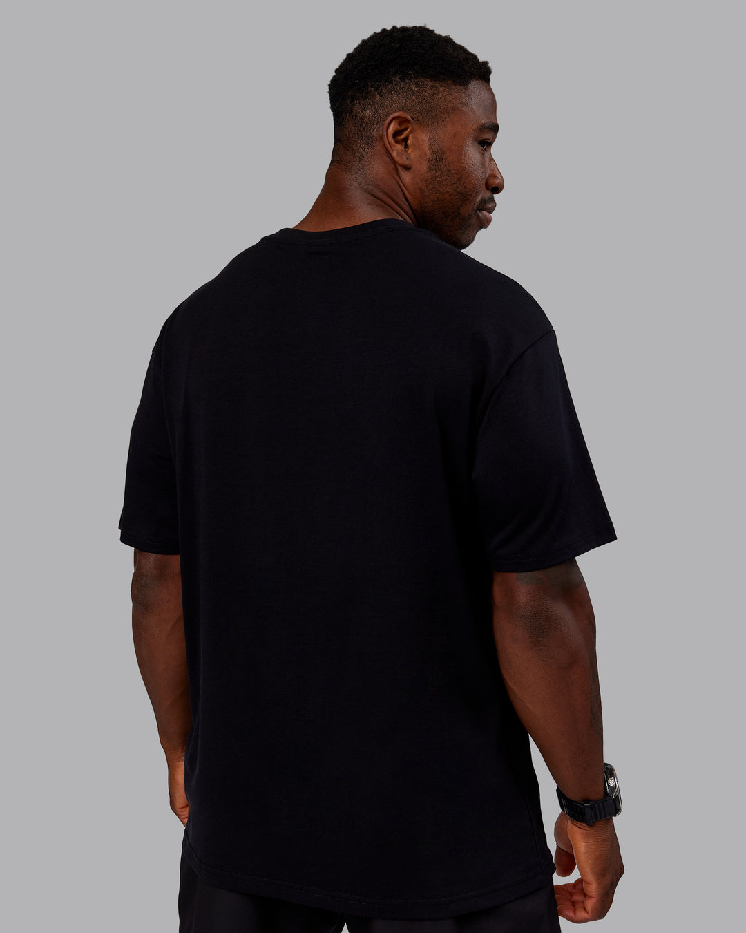 Man wearing Better Every Day FLXCotton Tee Oversize in Black-Blue Atoll | Size:L | Model:Sam