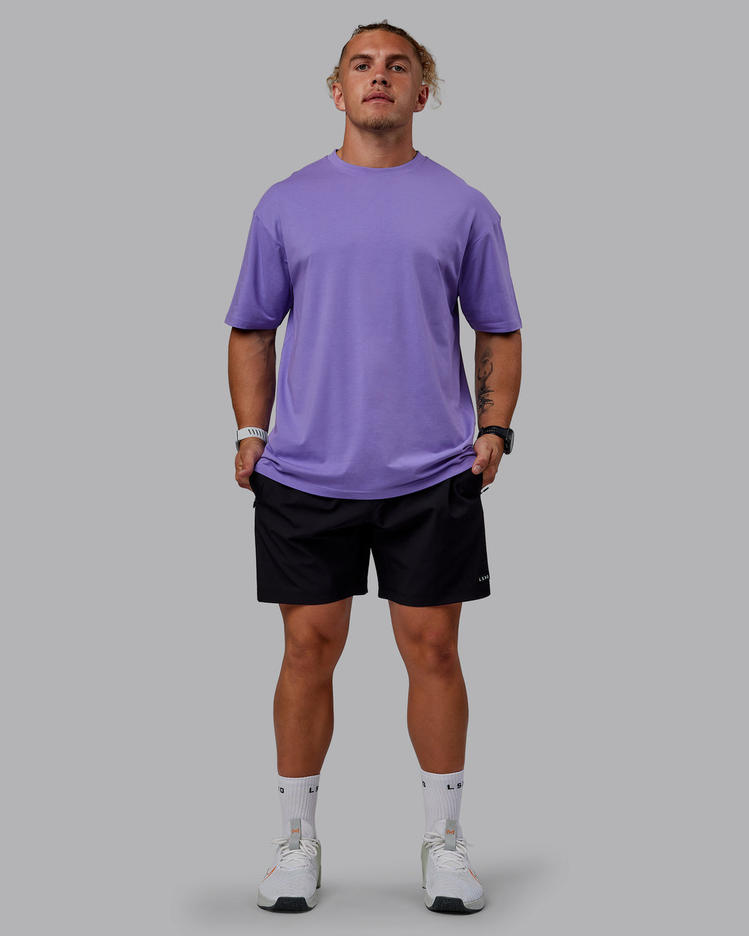 Man wearing Unisex Lifting Club FLXCotton Tee Oversize - Dahlia Purple-Black