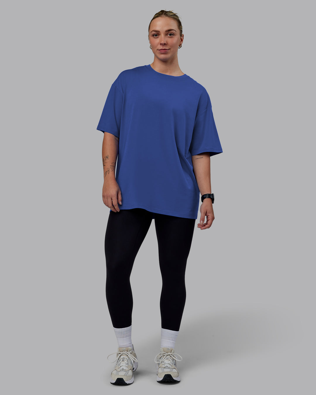 Woman wearing Unisex Lifting Club FLXCotton Tee Oversize - Power Cobalt-White