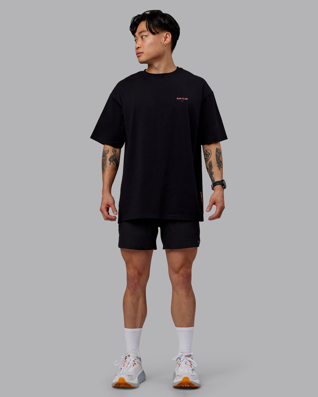 Man wearing Unisex RUN CLUB FLXCotton Tee Oversize - Black-Cayenne