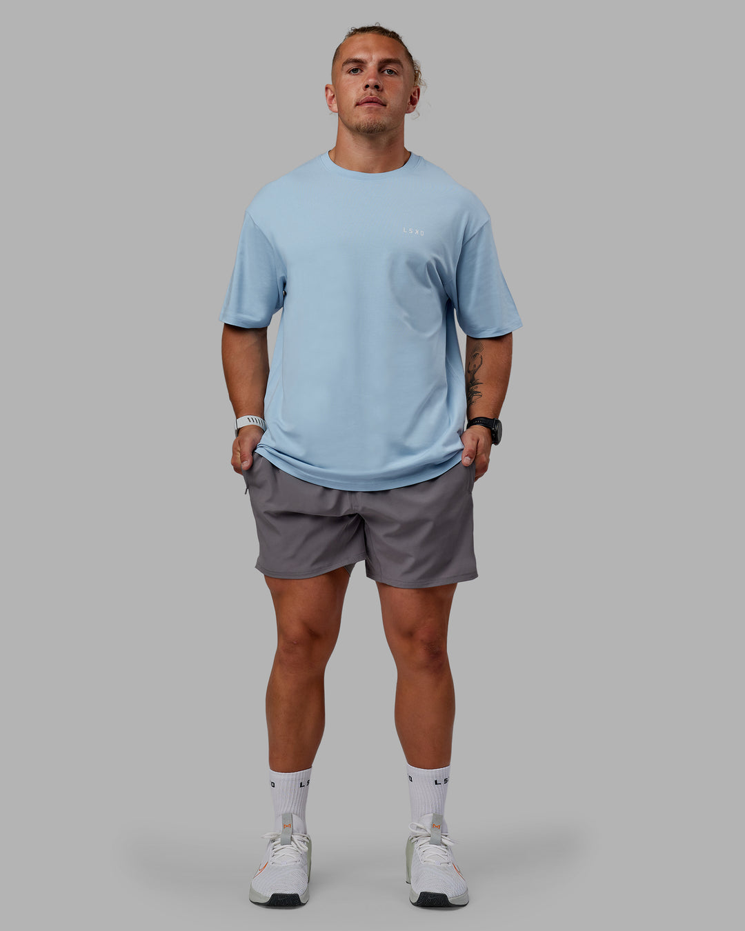 Man wearing Unisex VS6 FLXCotton Tee Oversize - Glacial Blue-White