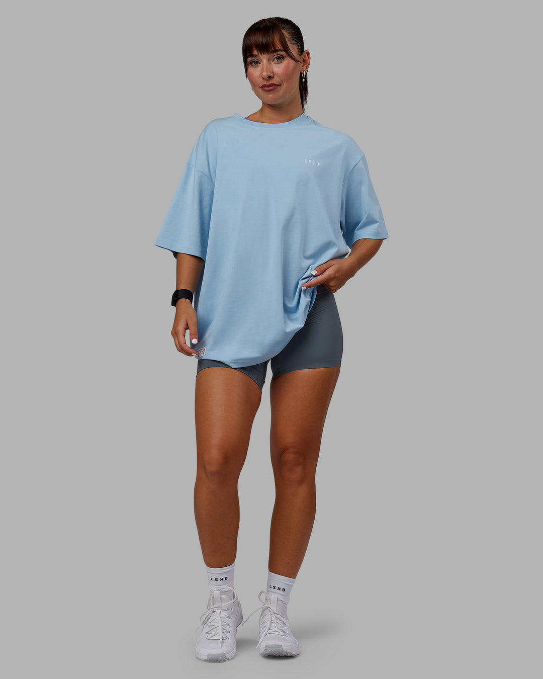 Woman wearing Unisex VS6 FLXCotton Tee Oversize - Glacial Blue-White