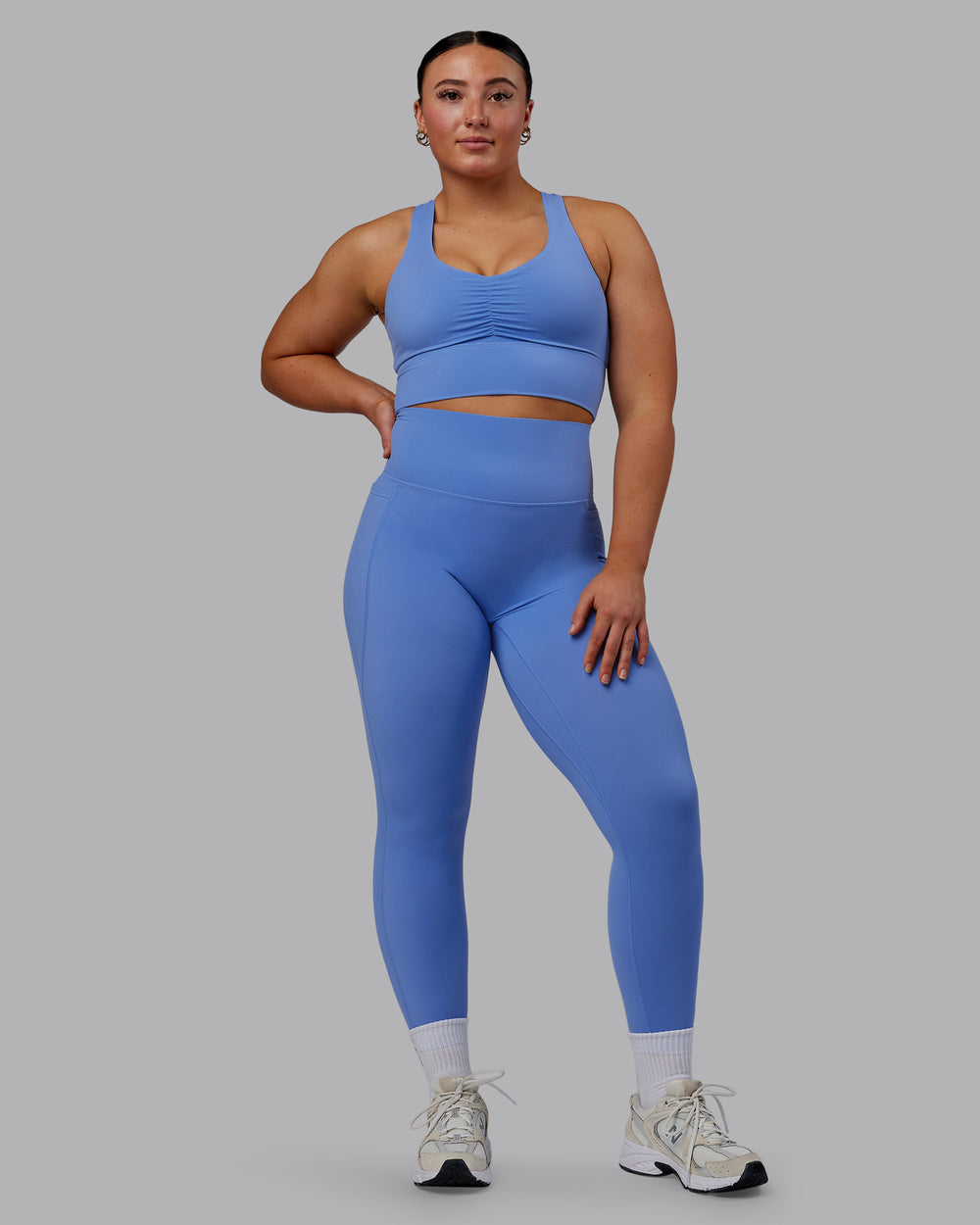 Woman wearing Elixir 7/8 Length Tights With Pockets - Ultramarine