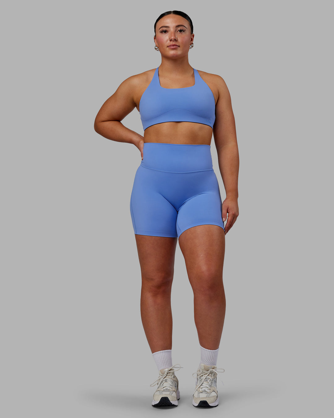 Woman wearing Elixir Mid Short Tights - Ultramarine