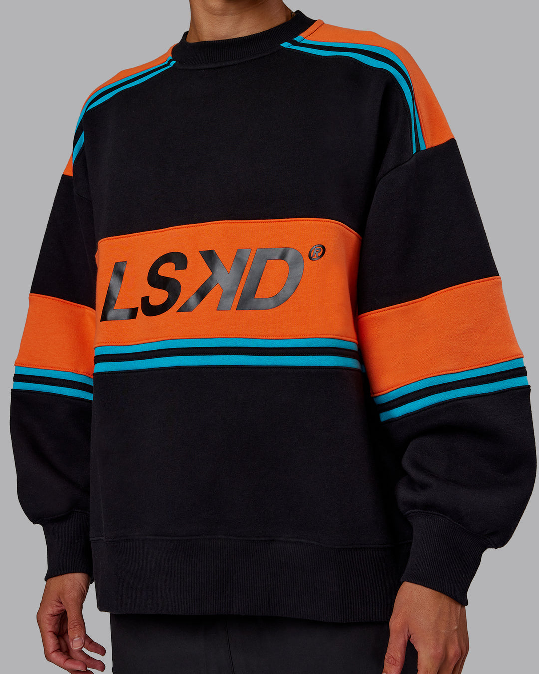 Man wearing A-Team Sweater Oversize - Black-Ultra Orange | Model:Jaxon | Size:M