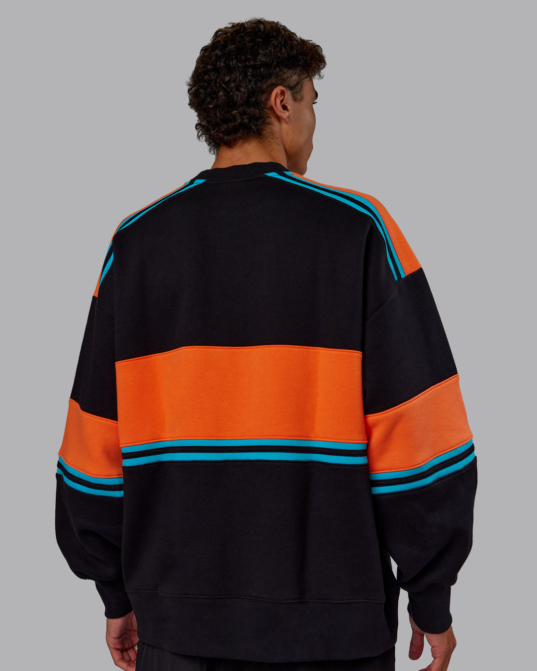 Man wearing A-Team Sweater Oversize - Black-Ultra Orange | Model:Jaxon | Size:M