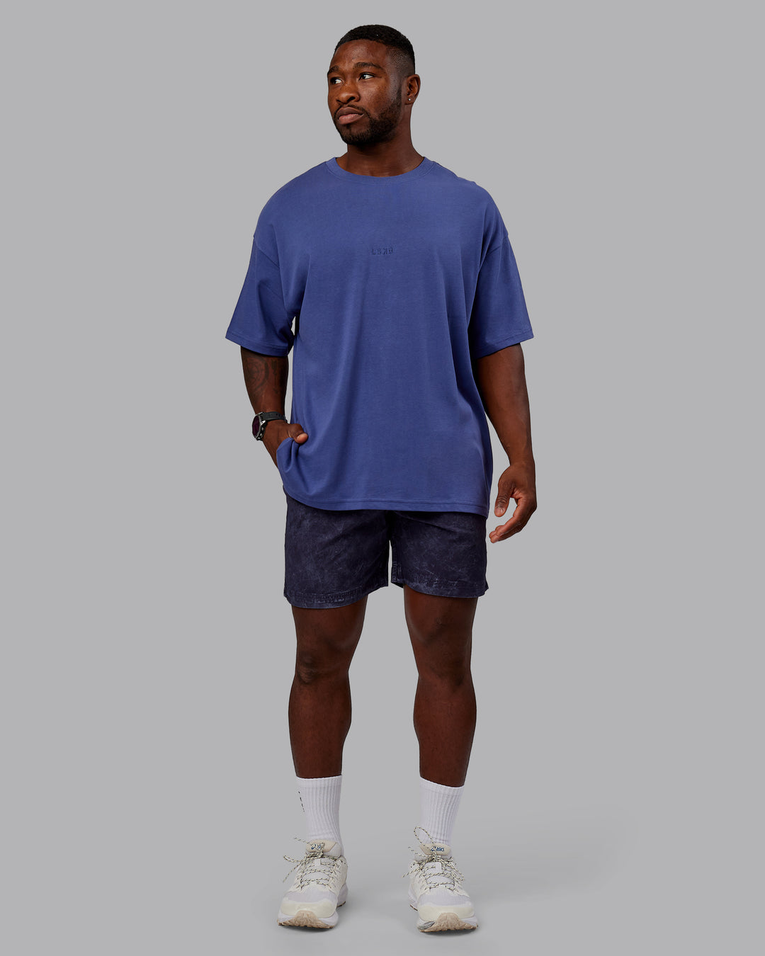 Man wearing Washed Daily 7&quot; Shorts - Midnight Blue