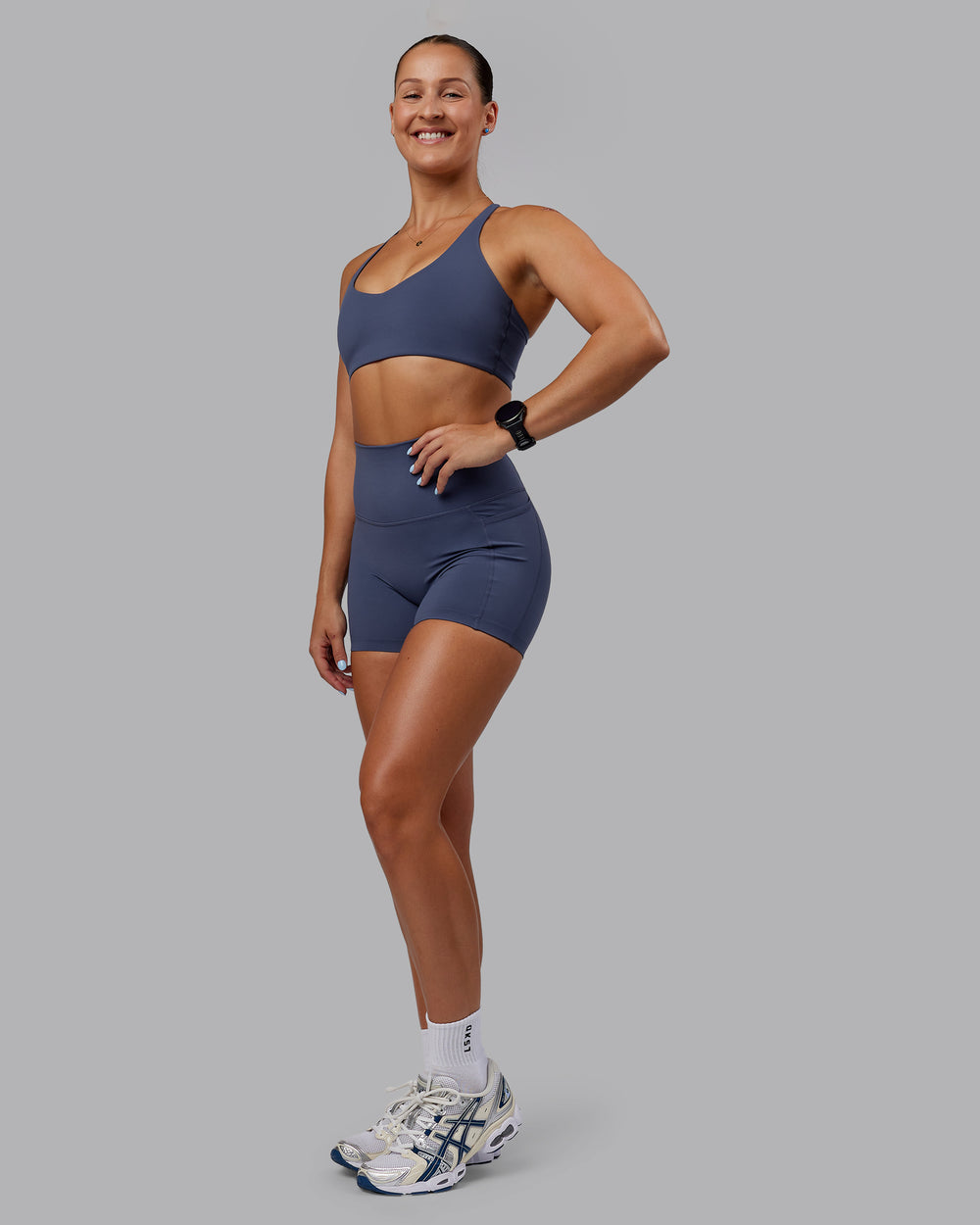 Woman wearing Abs Elixir X-Short Tights With Pockets - Nightshadow Blue