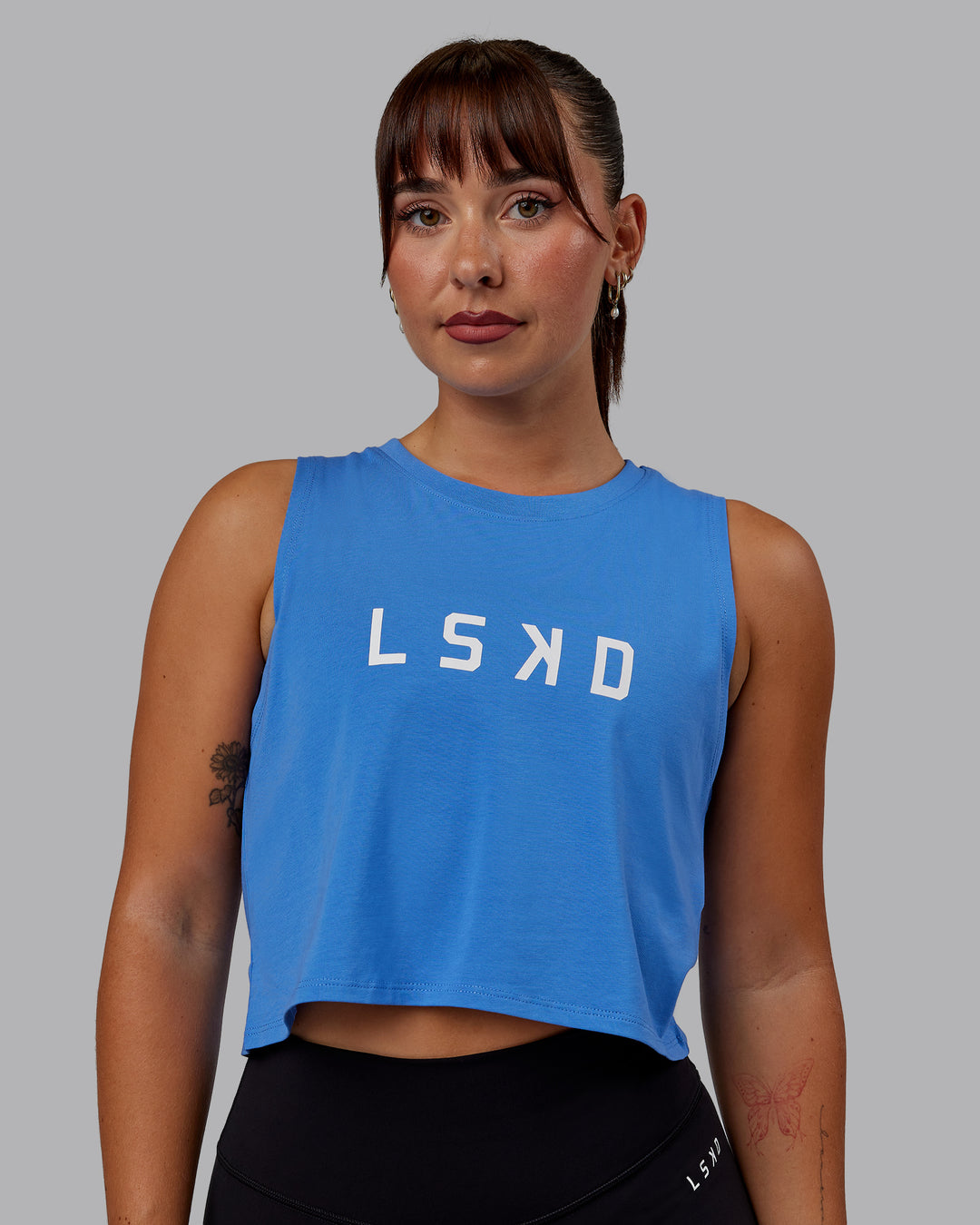 Woman wearing Agile FLXCotton Tank - Ultramarine-White