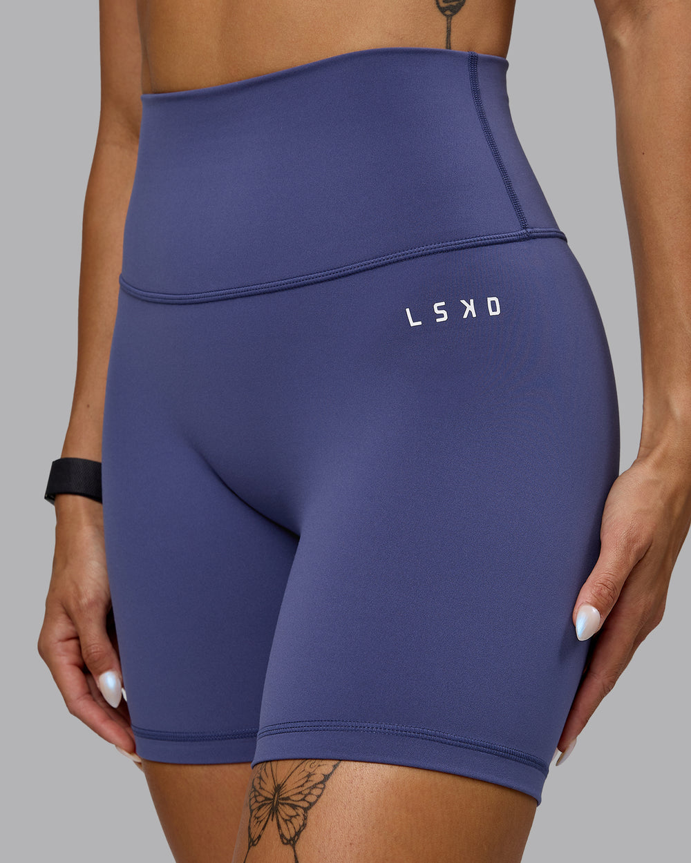 Woman wearing Base 2.0 Mid Short Tights - Future Dusk