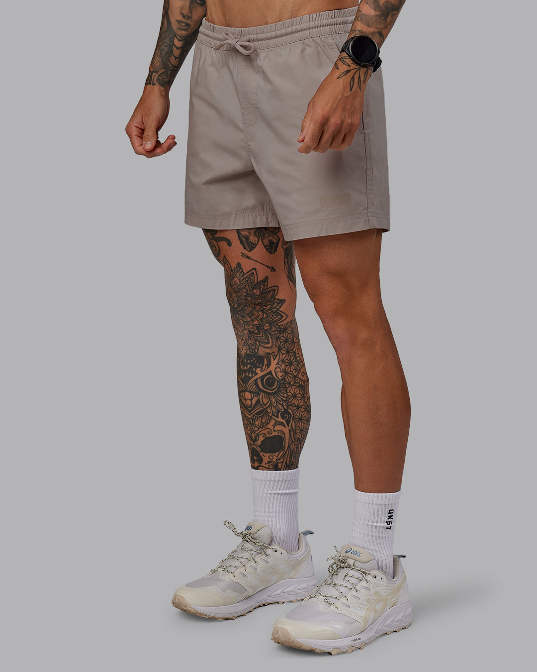 Man wearing Daily 5&quot; Shorts - Shale Beige