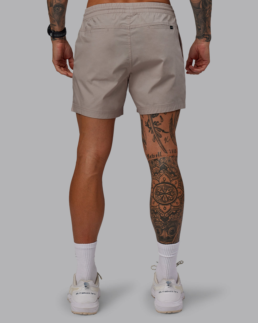 Man wearing Daily 5&quot; Shorts - Shale Beige