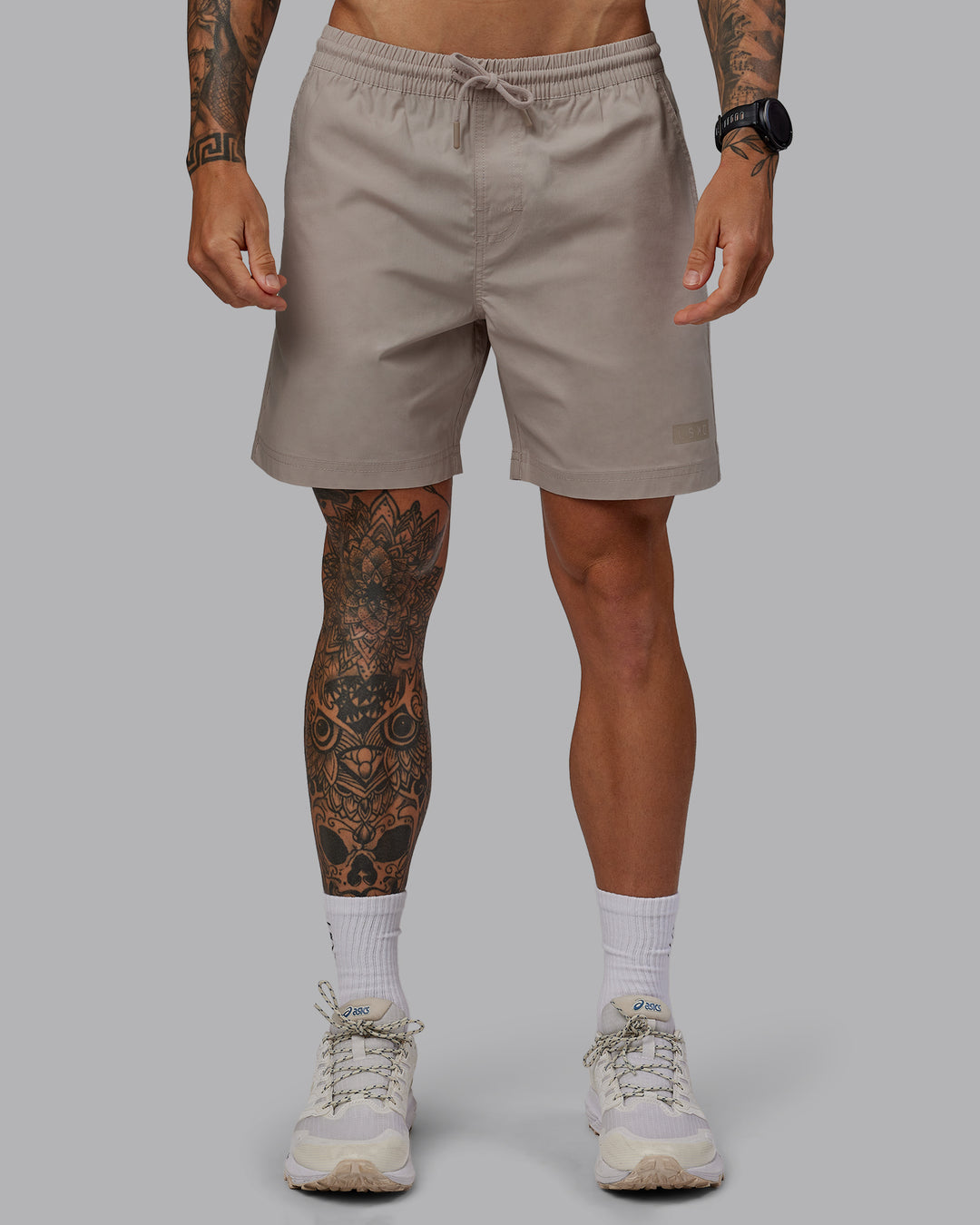 Man wearing Daily 7&quot; Shorts - Shale Beige