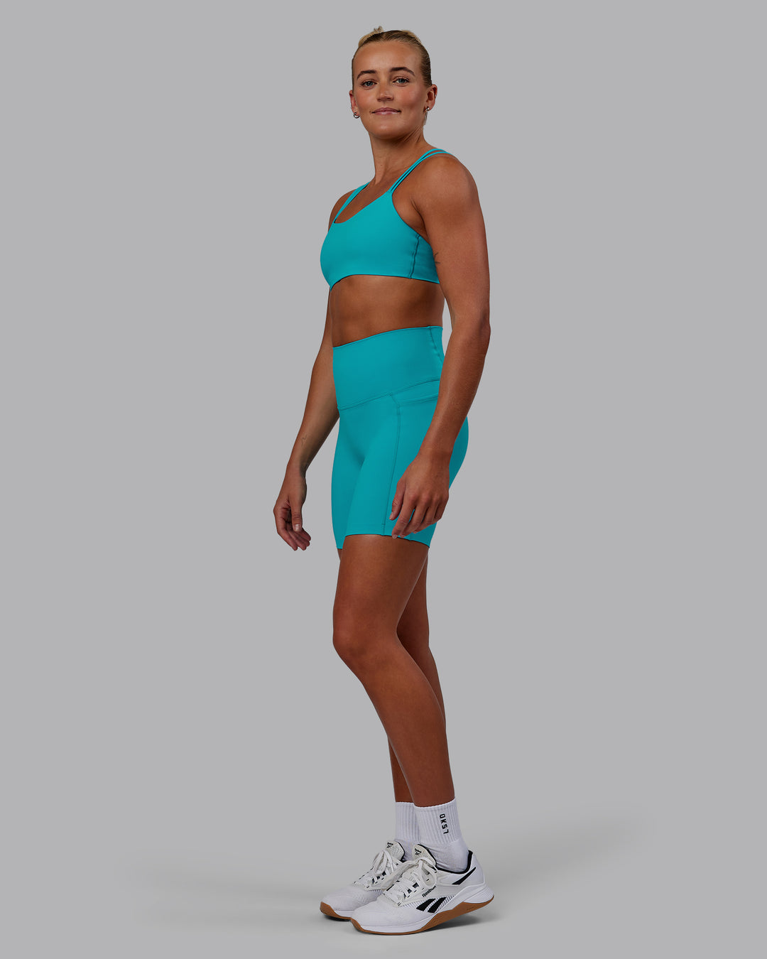 Woman wearing Elixir Mid Short Tights with Pockets - Blue Bird