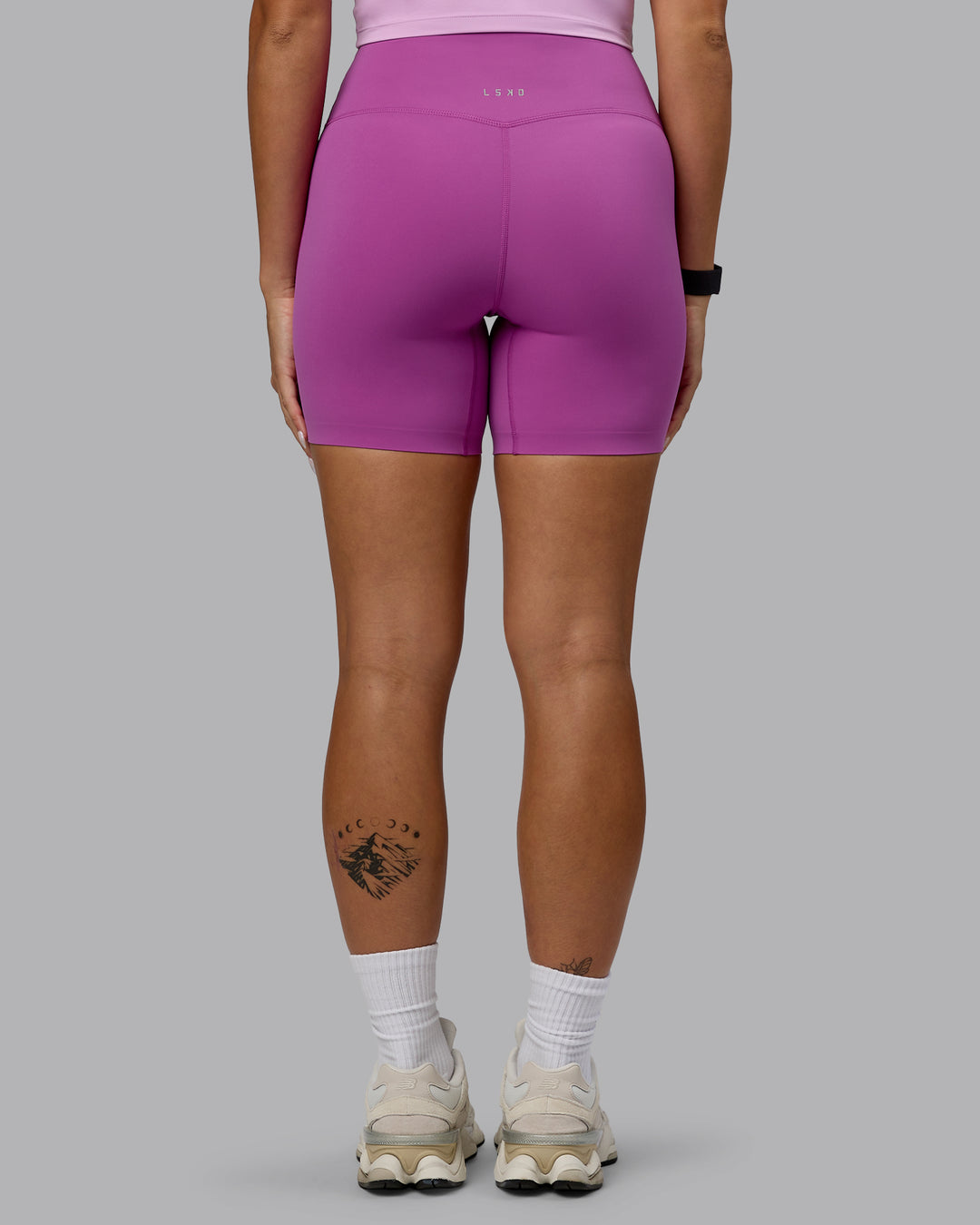 Woman wearing Elixir Mid Short Tights - Orchid