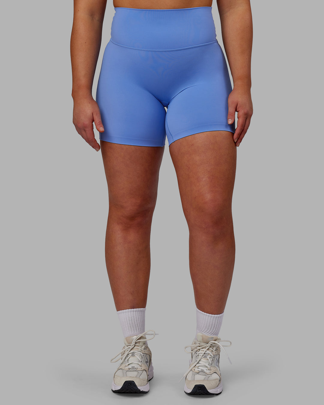 Woman wearing Elixir Mid Short Tights - Ultramarine