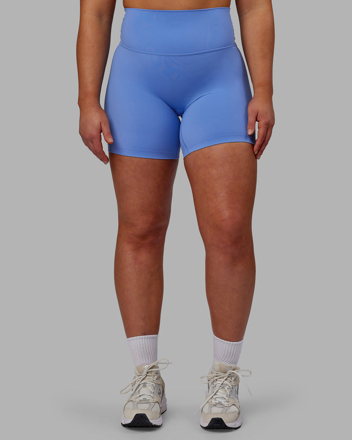 Woman wearing Elixir Mid Short Tights - Ultramarine
