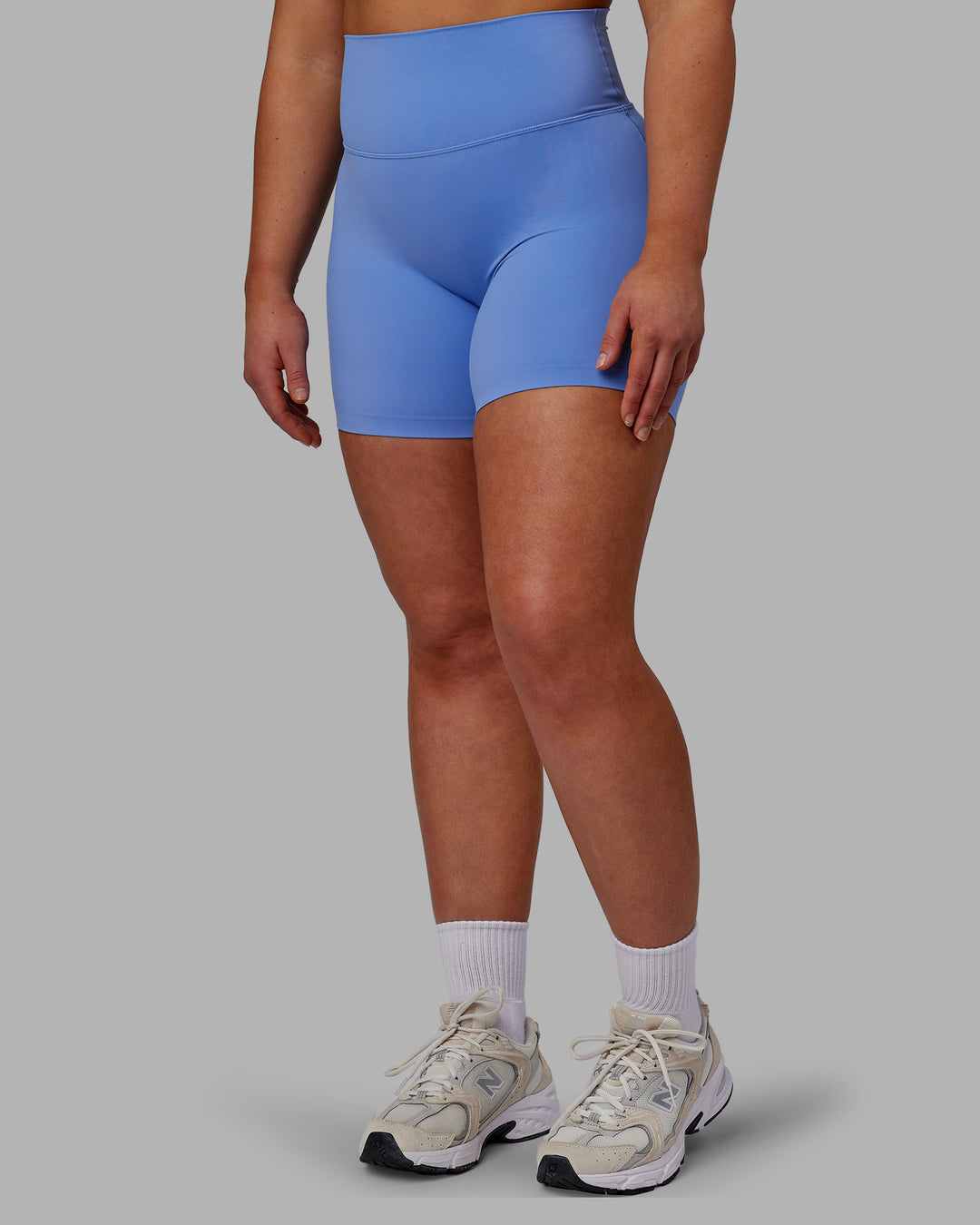 Woman wearing Elixir Mid Short Tights - Ultramarine