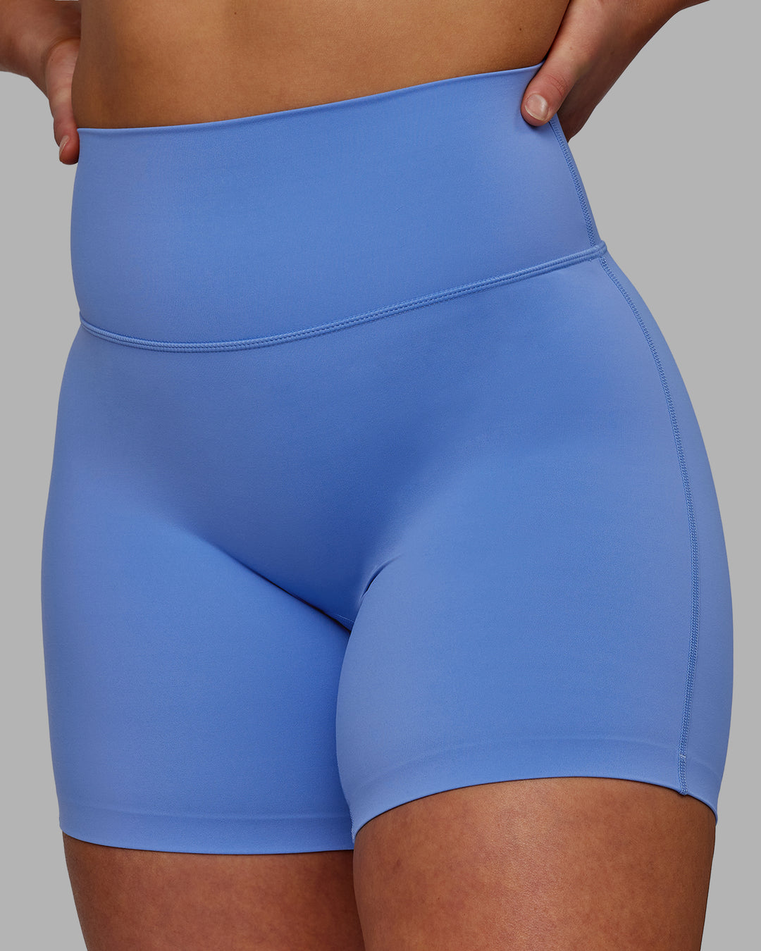 Woman wearing Elixir Mid Short Tights - Ultramarine