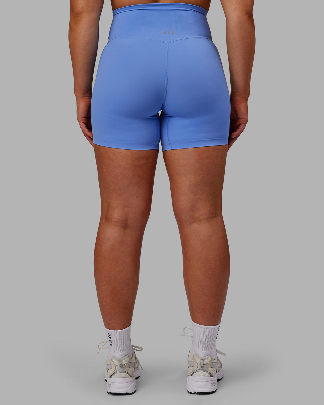 Woman wearing Elixir Mid Short Tights - Ultramarine