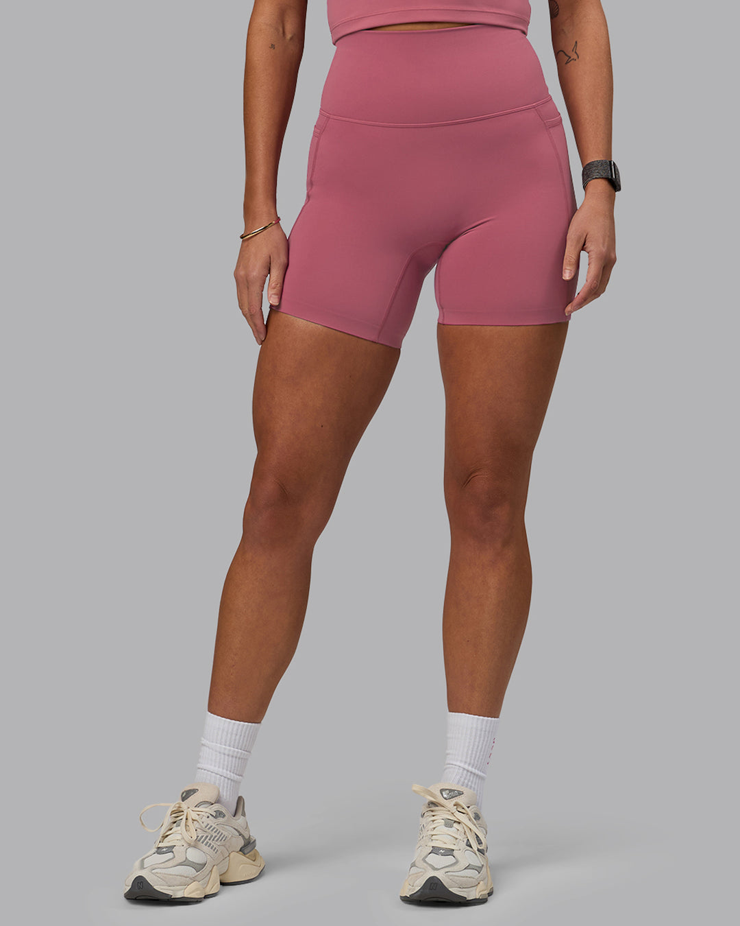 Woman wearing Elixir Mid Short Tights with Pockets - Mauve Haze