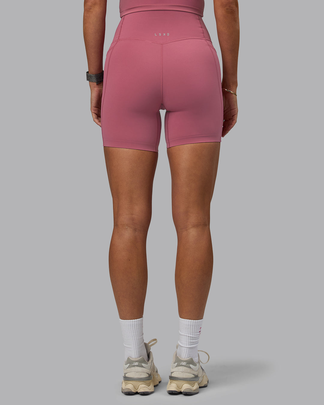 Woman wearing Elixir Mid Short Tights with Pockets - Mauve Haze