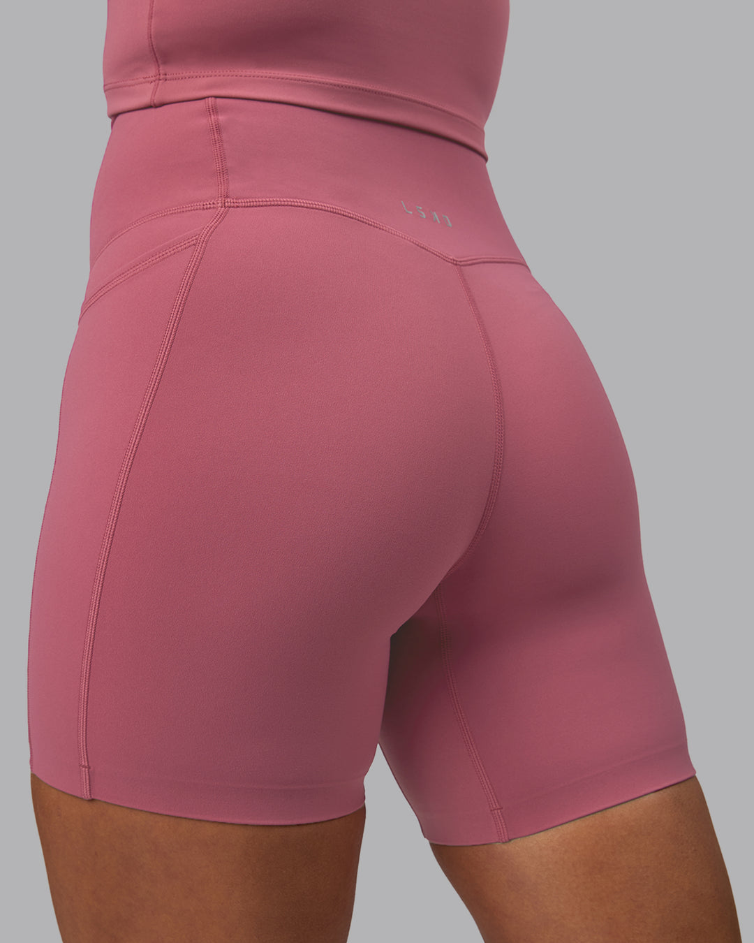 Woman wearing Elixir Mid Short Tights with Pockets - Mauve Haze