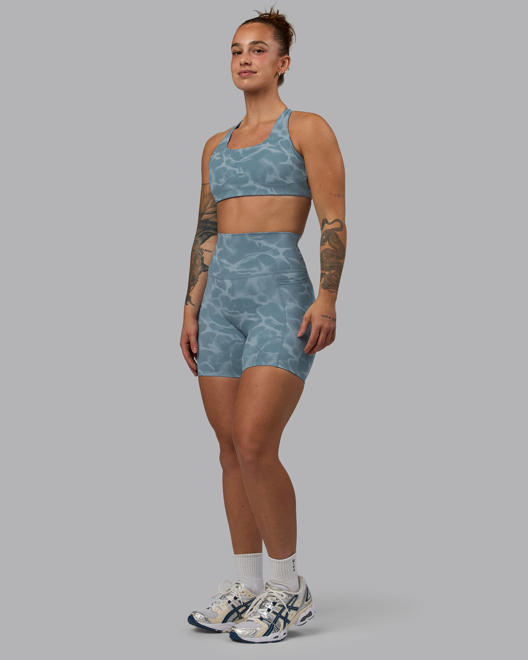 Woman wearing Elixir Mid Short Tights with Pockets - Tranquil-Elemental Blue