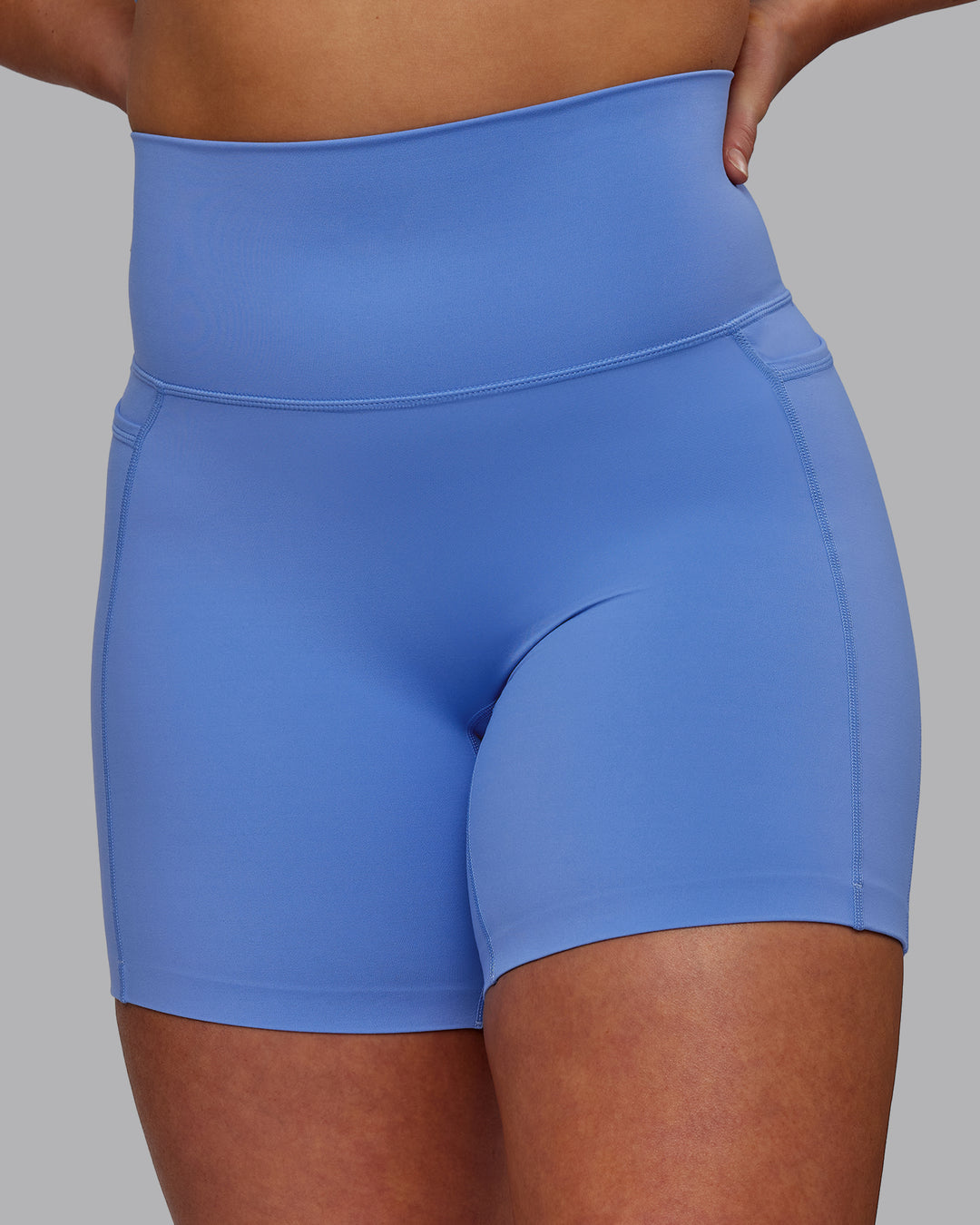 Woman wearing Elixir Mid Short Tights with Pockets - Ultramarine