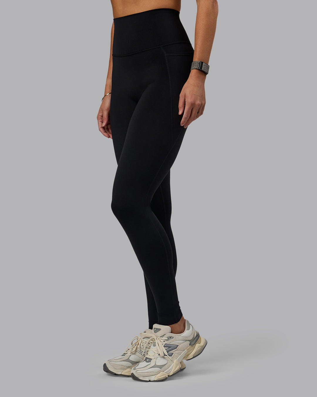 Woman wearing Elixir X-Long Tights With Pockets - Black