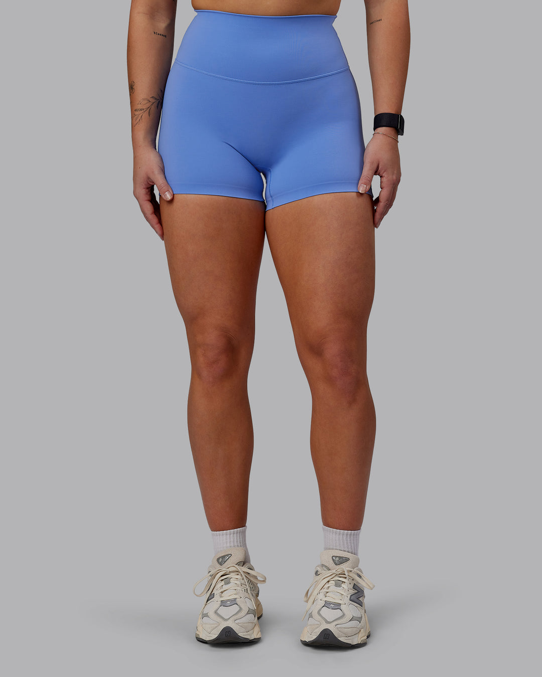 Woman wearing Elixir X-Short Tights - Ultramarine