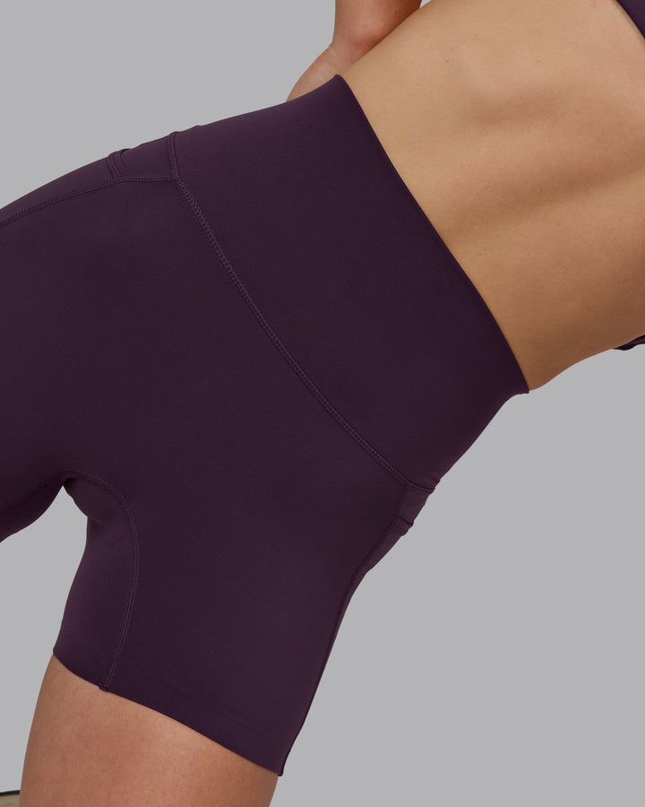 Woman wearing Elixir X-Short Tights With Pockets - Midnight Plum
