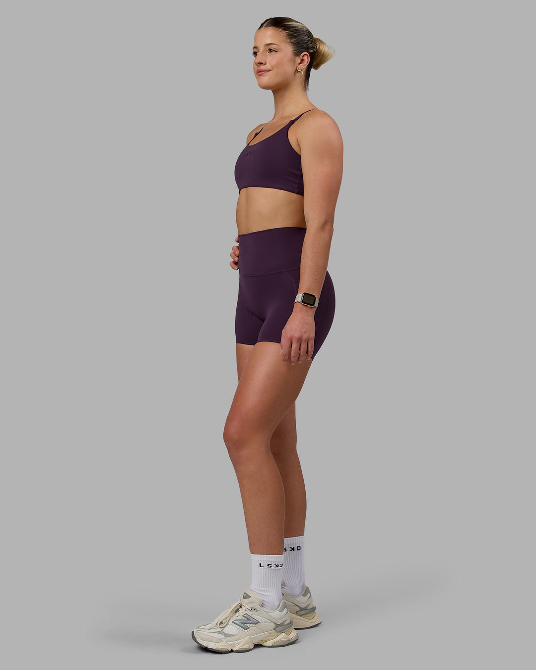 Woman wearing Elixir X-Short Tights With Pockets - Midnight Plum