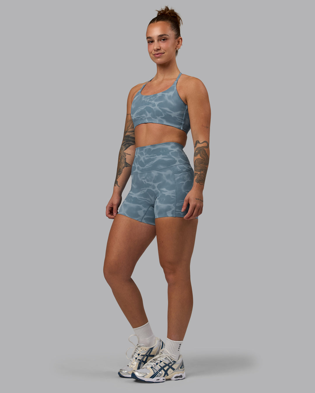 Woman wearing Elixir X-Short Tights With Pockets - Tranquil-Elemental Blue