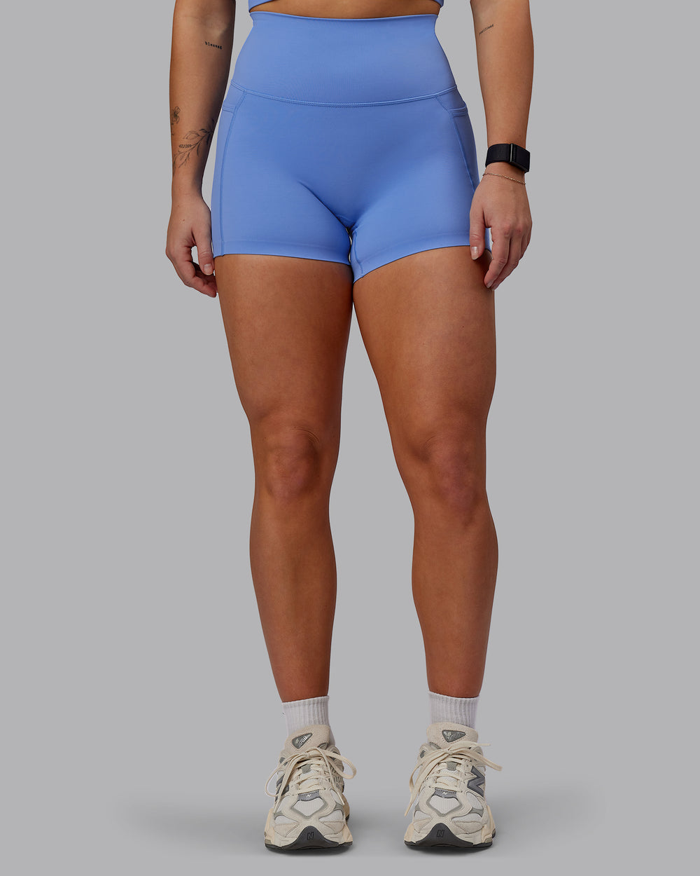 Woman wearing Elixir X-Short Tights With Pockets - Ultramarine