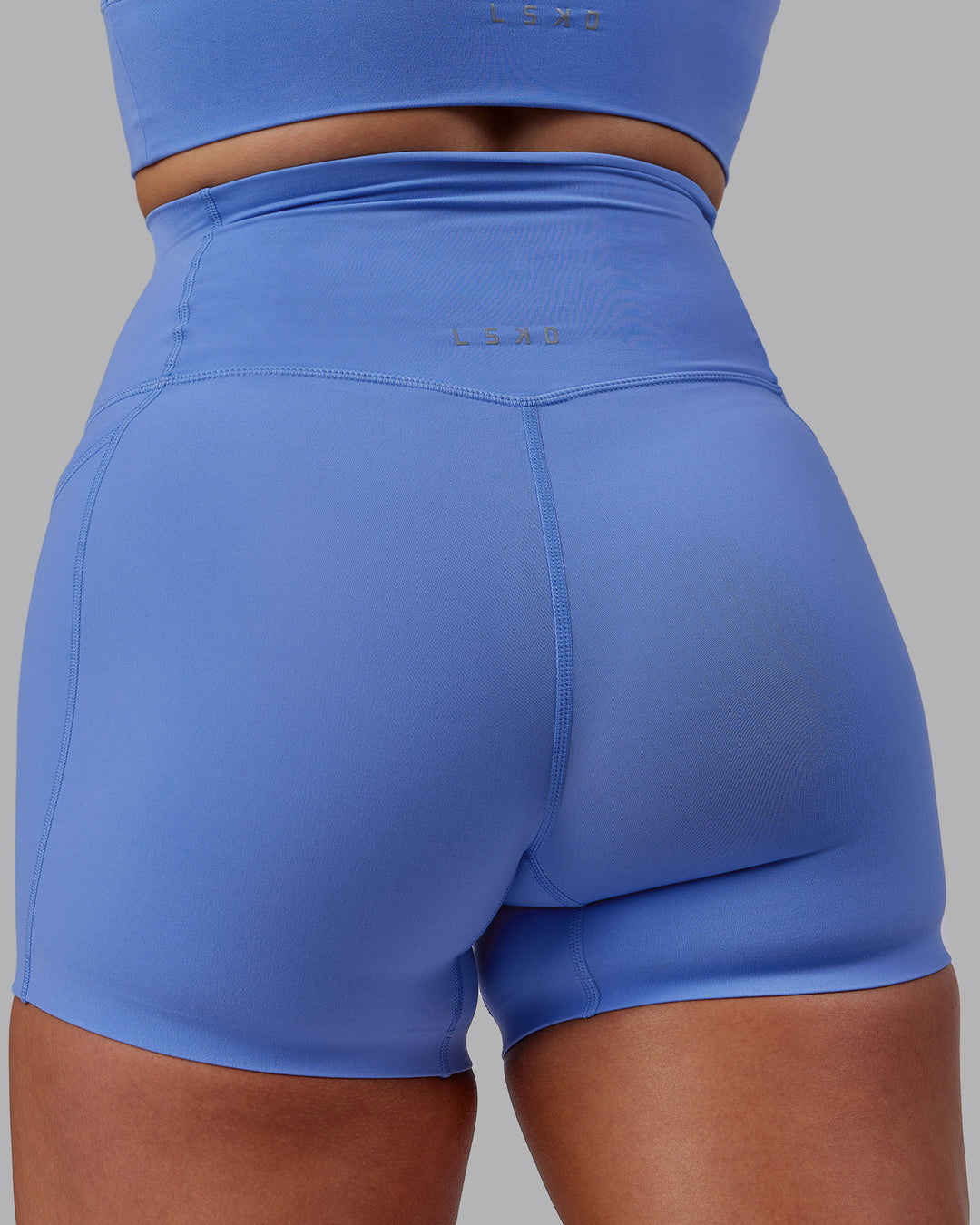 Woman wearing Elixir X-Short Tights With Pockets - Ultramarine