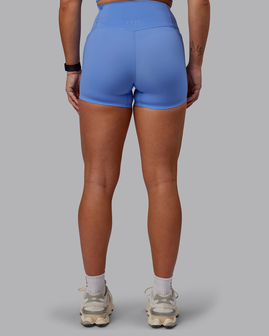 Woman wearing Elixir X-Short Tights With Pockets - Ultramarine