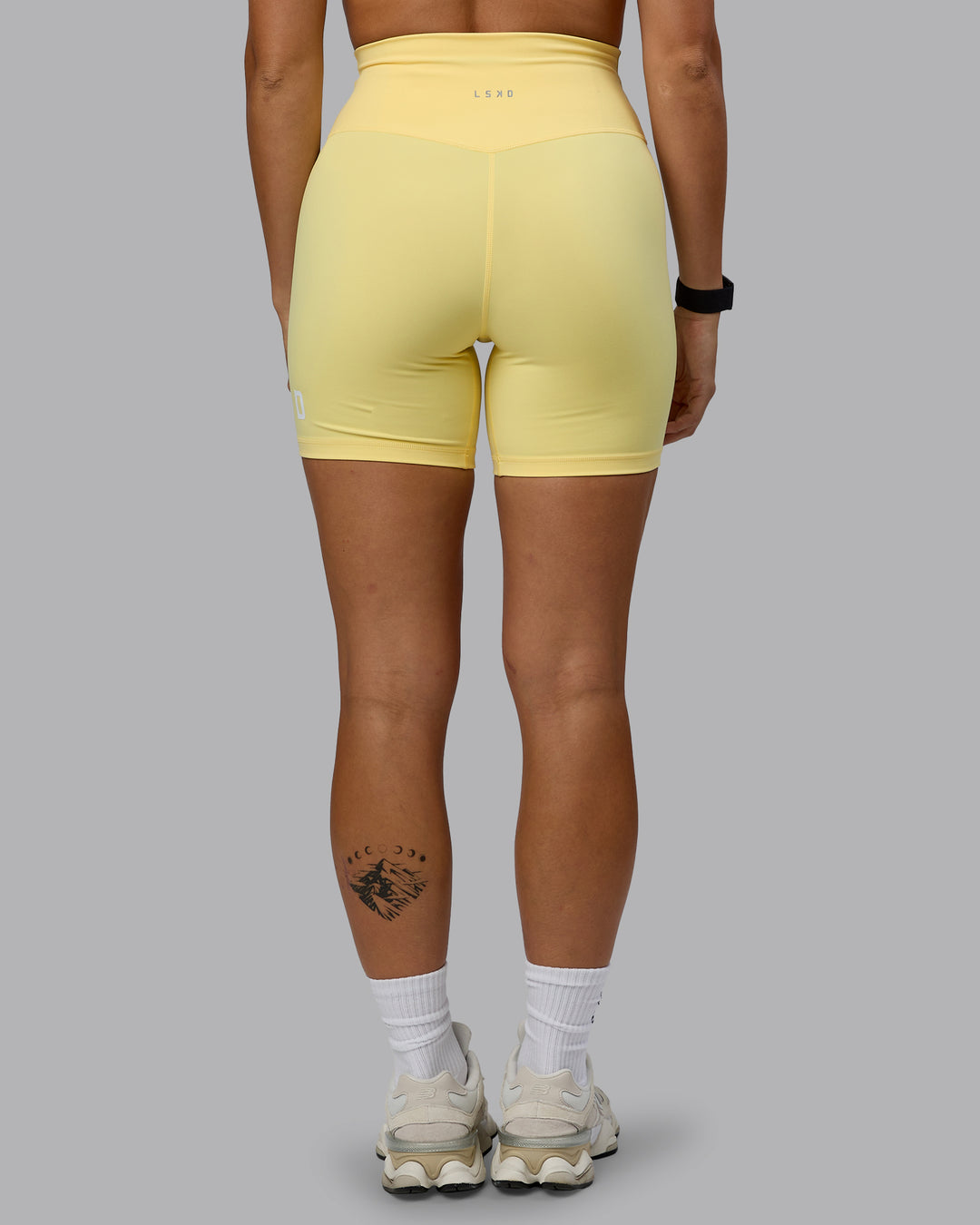 Woman wearing Evolved Mid Short Tights - Lemon-White