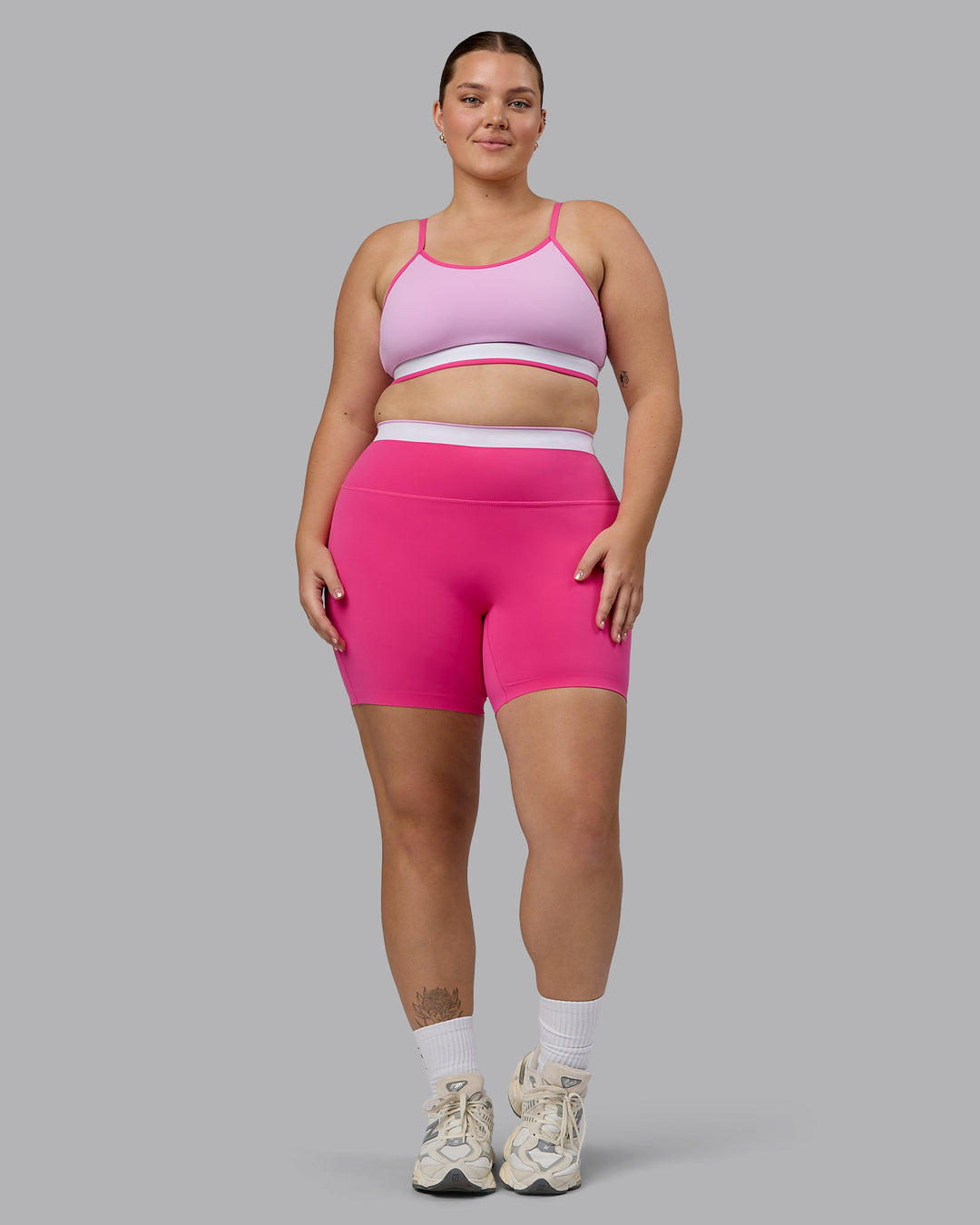 Woman wearing Excel Sports Bra - Pastel Orchid