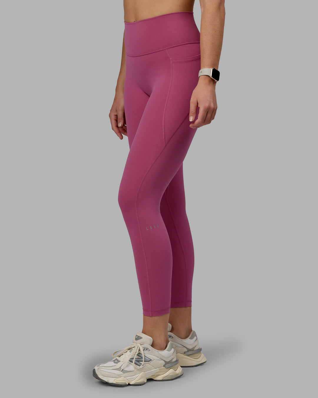 Woman wearing Fusion 7/8 Length Tights with Pockets - Mauve Haze