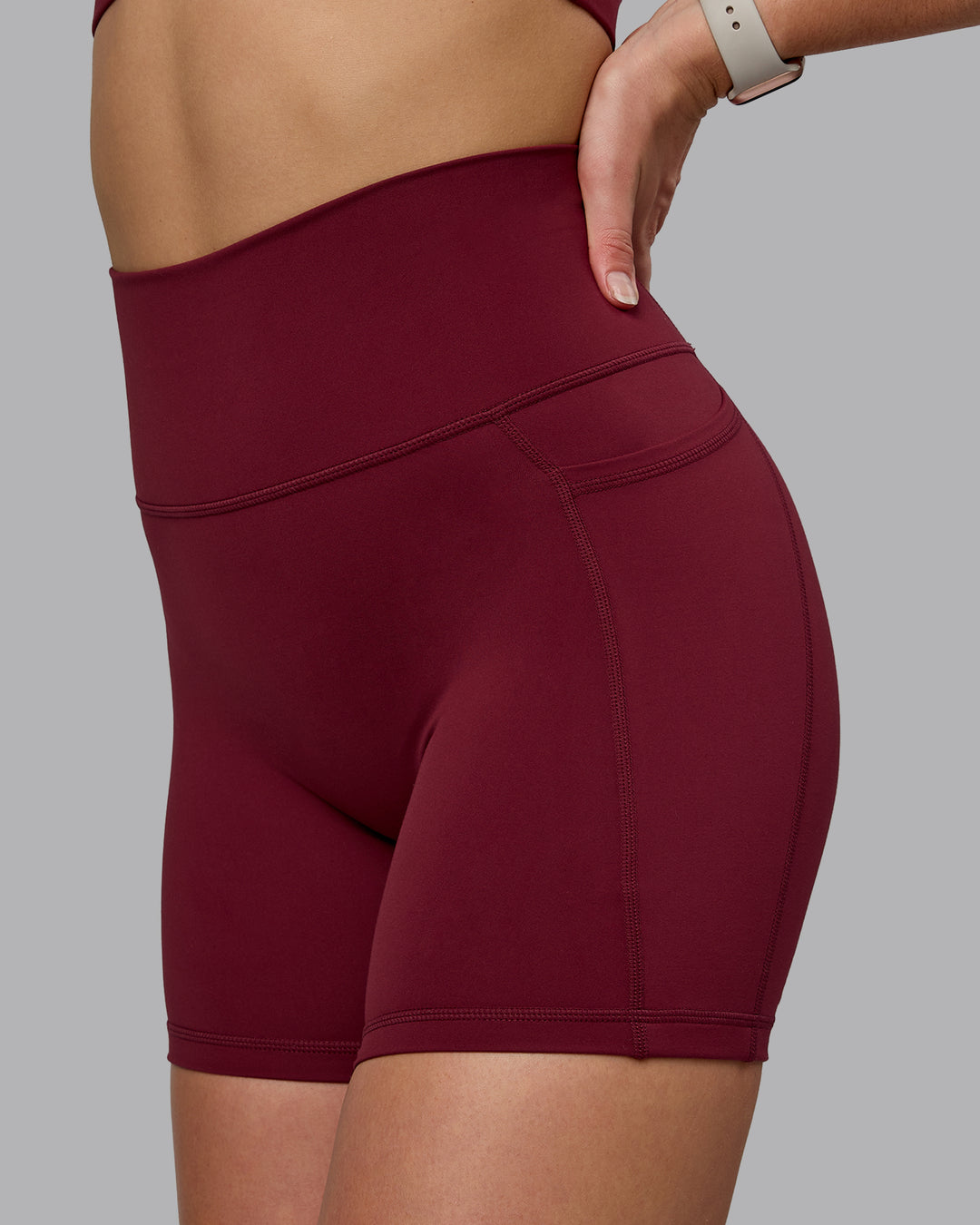 Woman wearing Fusion Mid Short Tights with Pockets - Cordovan