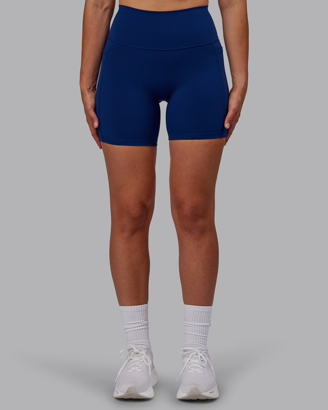 Woman wearing Fusion Mid Short Tights - Midnight Blue