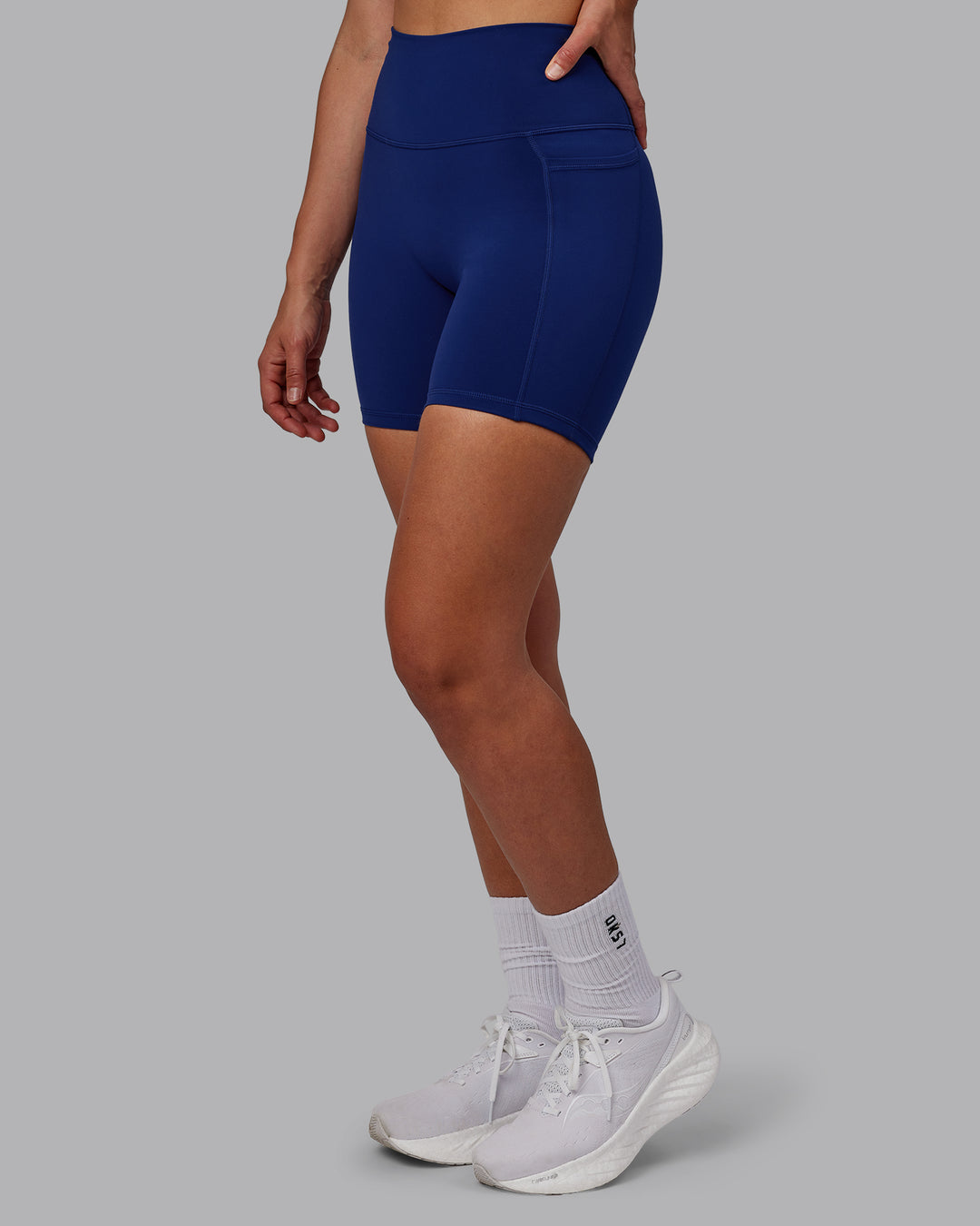 Woman wearing Fusion Mid Short Tights - Midnight Blue